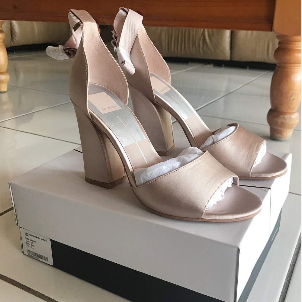 SOLD! NWT Dolce Vita Satin Rose Block Heels👡 - Picture 4 of 8